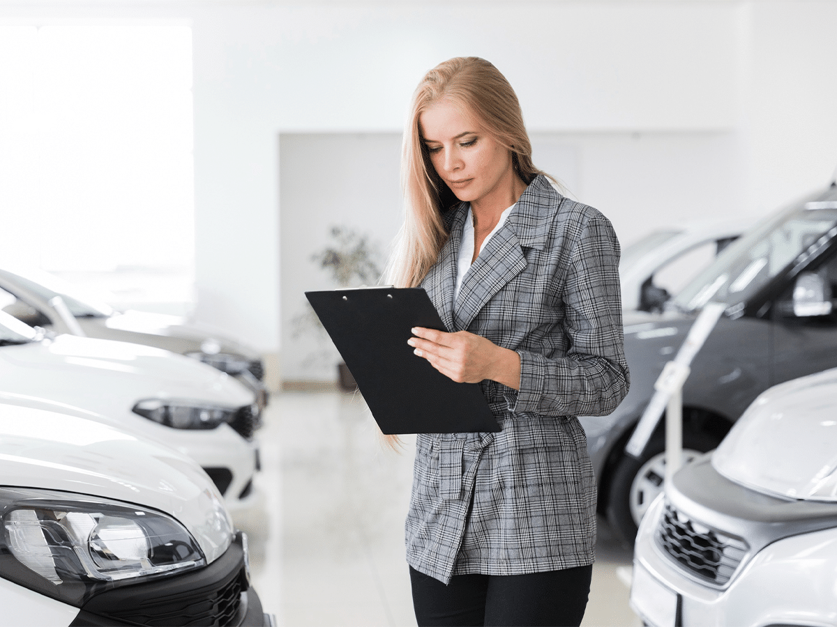 Mujer tasando vehículos de empresa