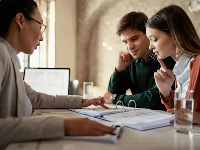 Pareja solicitando crédito hipotecario