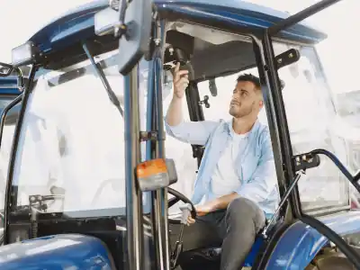 Hombre revisa el estado de un tractor