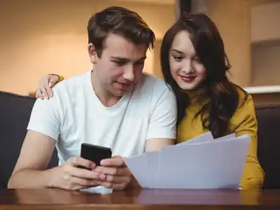 Pareja busca crédito inmobiliario