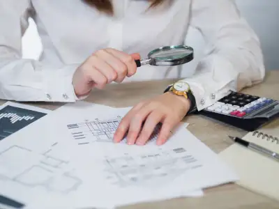 Perito analizando datos de vivienda